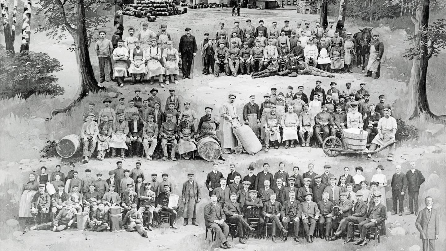 Beginnings03_1910-Fotomontage mit allen Mitarbeitern zum 25-j?hrigen Jubil?um_skaliert Beginnings03_1910-Fotomontage mit allen Mitarbeitern zum 25-j?hrigen Jubil?um_skaliert.jpg